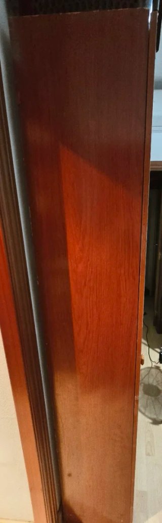 Armario de madera marrón