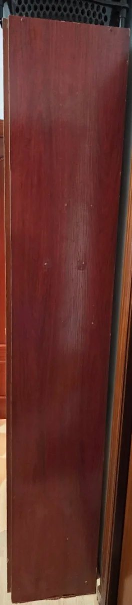 Armario de madera marrón