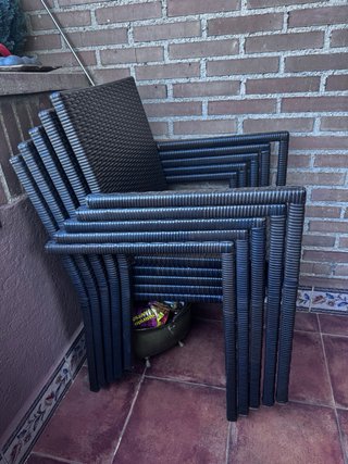 4 Sillas de ratán con brazo apilable PRECIO UNIDAD