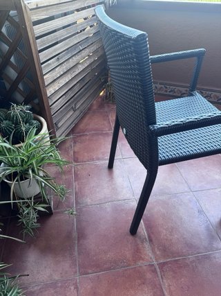 4 Sillas de ratán con brazo apilable PRECIO UNIDAD