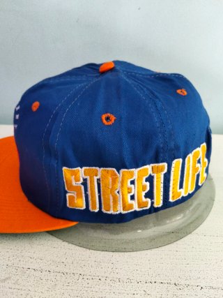 Gorra plana azul y naranja