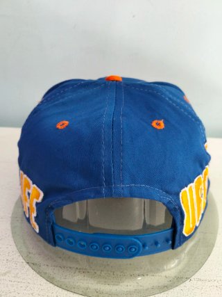 Gorra plana azul y naranja