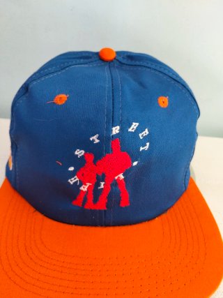 Gorra plana azul y naranja