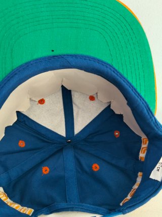 Gorra plana azul y naranja