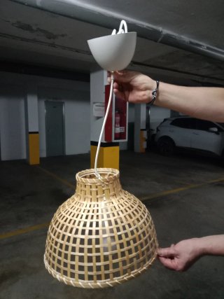 Lámpara colgante de bambú y plástico