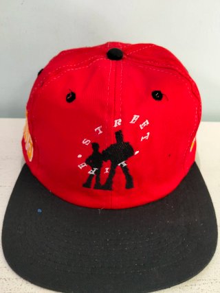 Gorra plana roja y negra