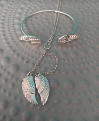 Conjunto de pulsera y collar alas