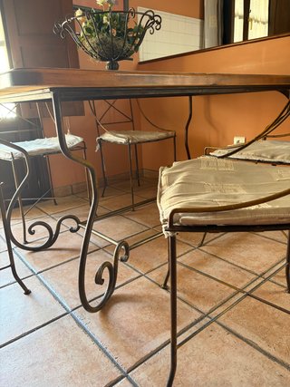 Mesa madera maciza y 6 sillas forja