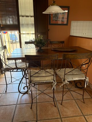 Mesa madera maciza y 6 sillas forja