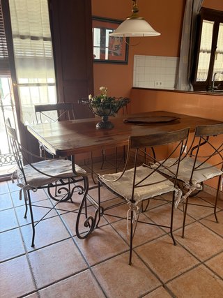 Mesa madera maciza y 6 sillas forja