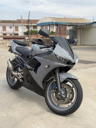 Yamaha R6 Sportbike Gris