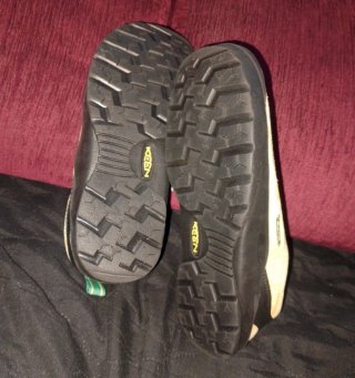 Zapatillas de montaña unisex marca Keen