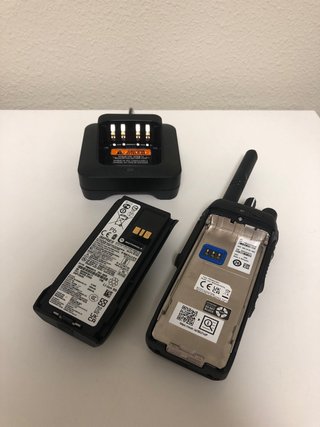 Radio Motorola MotoTRBO R7 + Cargador
