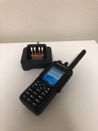 Radio Motorola MotoTRBO R7 + Cargador
