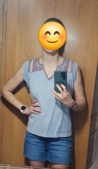 Blusa azul bordada talla M
