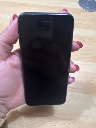 iPhone 8 con funda y correa multicolor