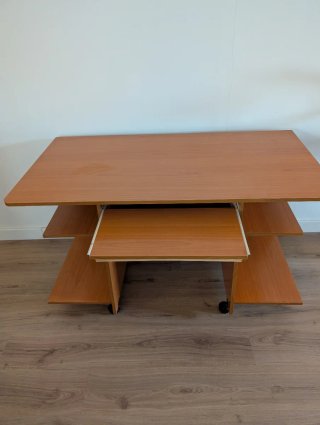 Mesa de escritorio de madera con ruedas