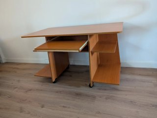 Mesa de escritorio de madera con ruedas