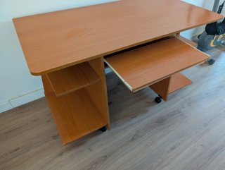 Mesa de escritorio de madera con ruedas
