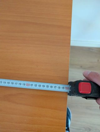 Mesa de escritorio de madera con ruedas