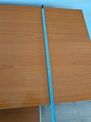 Mesa de escritorio de madera con ruedas