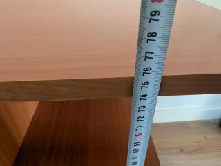 Mesa de escritorio de madera con ruedas