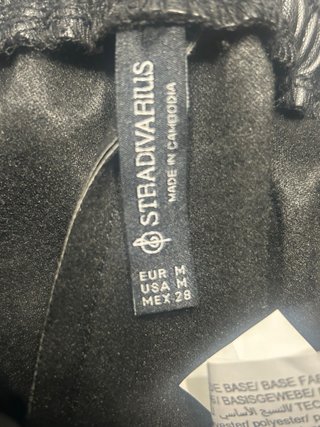 Pantalón  corto de cuero sintético Stradivarius