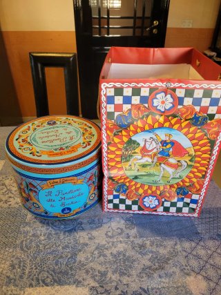 Scatola di latta e sacchetto Dolce & Gabbana