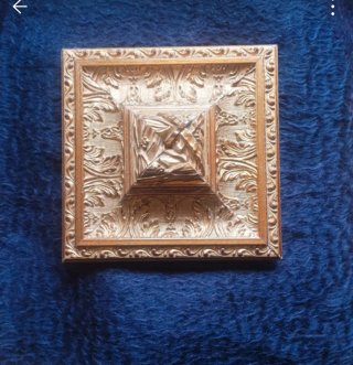 Moldura decorativa en madera dorada.