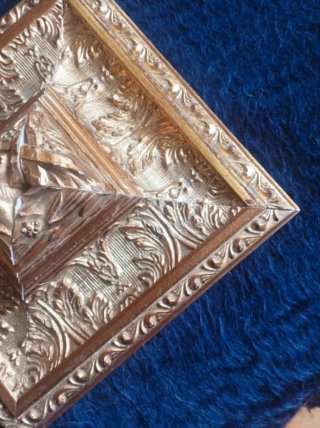 Moldura decorativa en madera dorada.