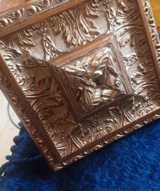 Moldura decorativa en madera dorada.