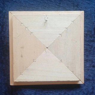 Moldura decorativa en madera dorada.