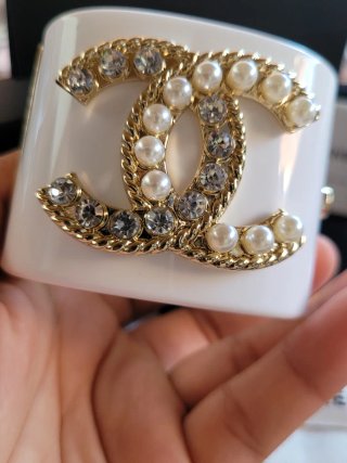 Pulsera Chanel Blanca y Dorada