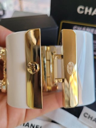 Pulsera Chanel Blanca y Dorada