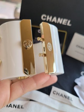 Pulsera Chanel Blanca y Dorada
