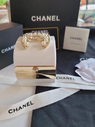 Pulsera Chanel Blanca y Dorada