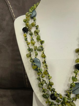 Collana con pietre verdi e grigie