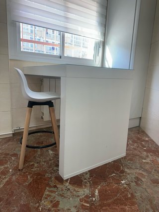Mesa de cocina con dos taburetes