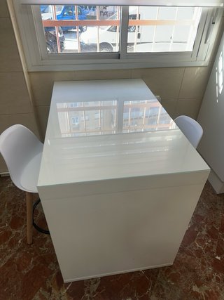 Mesa de cocina con dos taburetes