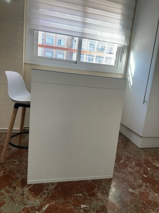 Mesa de cocina con dos taburetes
