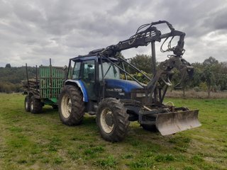 Tractor New Holland con grúa forestal