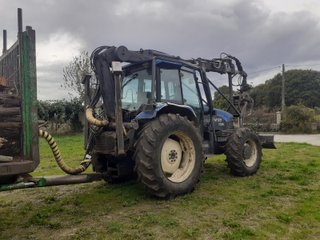 Tractor New Holland con grúa forestal