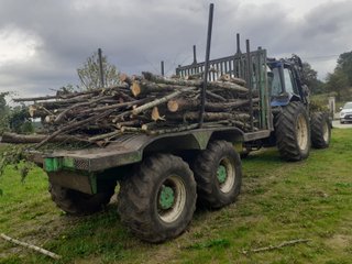 Tractor New Holland con grúa forestal