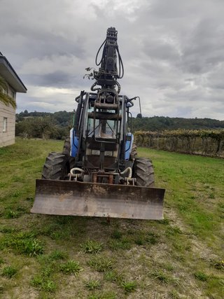 Tractor New Holland con grúa forestal