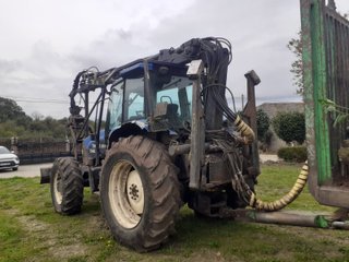 Tractor New Holland con grúa forestal