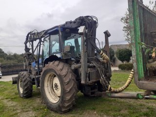 Tractor New Holland con grúa forestal
