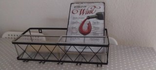 Estantería de metal para vinos con cartel vintage