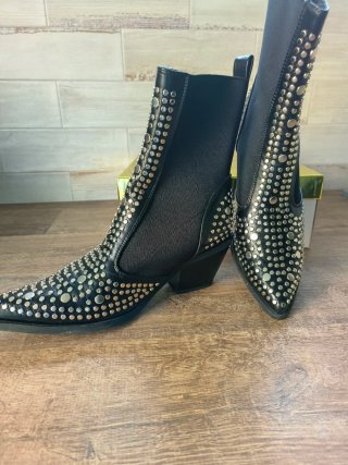 Botines elásticos negros con tachas plateadas