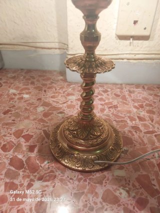Lámpara de mesa antigua dorada