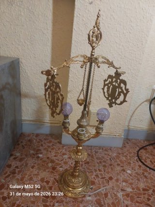 Lámpara de mesa antigua dorada